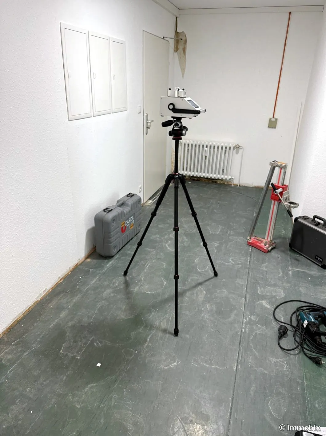 Innenraumschadstoffe und VOC messen – Raumluft-Probenahme mit Messgerät im Wohnraum, Region Hannover