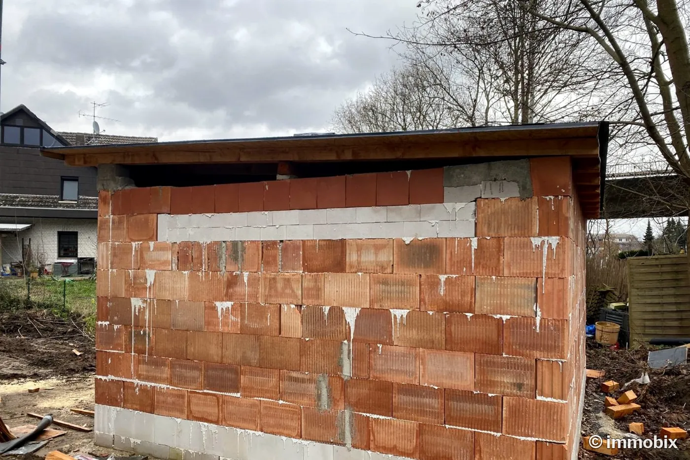 Baubegleitende Qualitätskontrolle – Bausachverständiger prüft das Mauerwerk im Rohbau auf Ausführungsmängel, Region Hannover