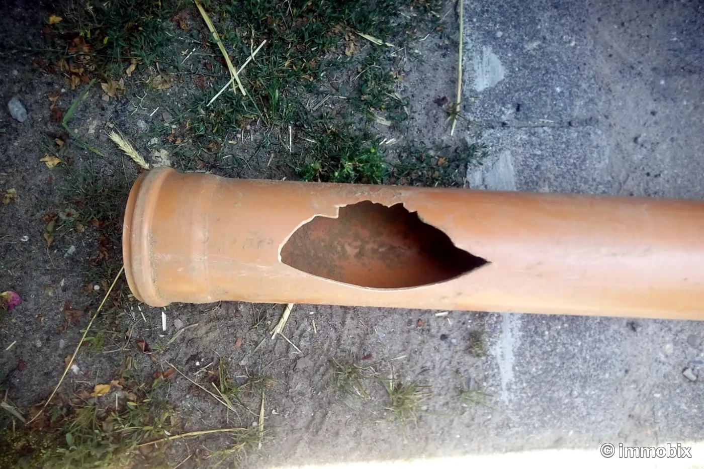Rohrbruch – gebrochene Abwasserleitung als mögliche Ursache eines Wasserschadens, Sachverständiger Hannover