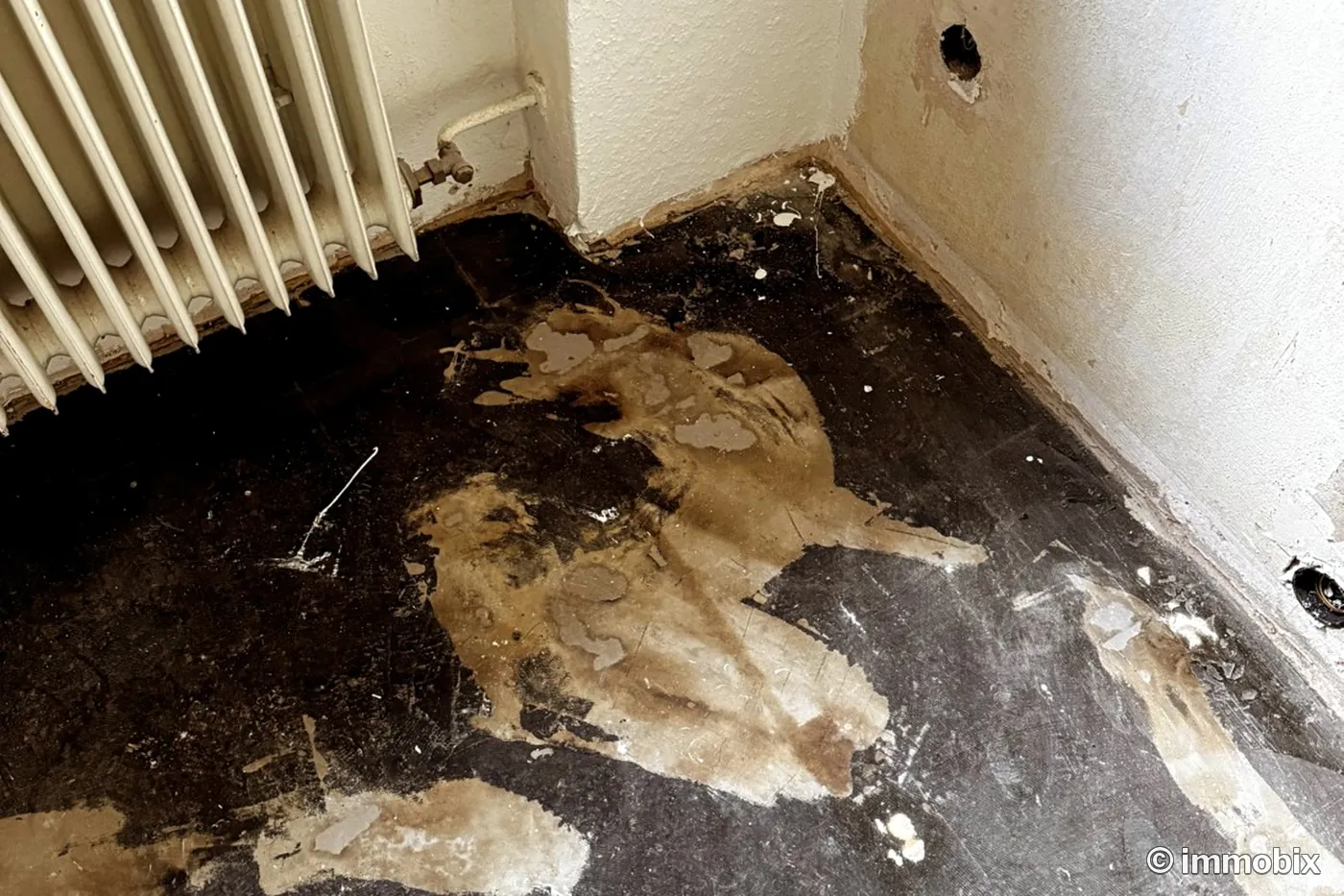 Asbestverdacht im Bodenaufbau – schwarzer, teerhaltiger Kleber unter altem Bodenbelag, Sachverständiger Hannover