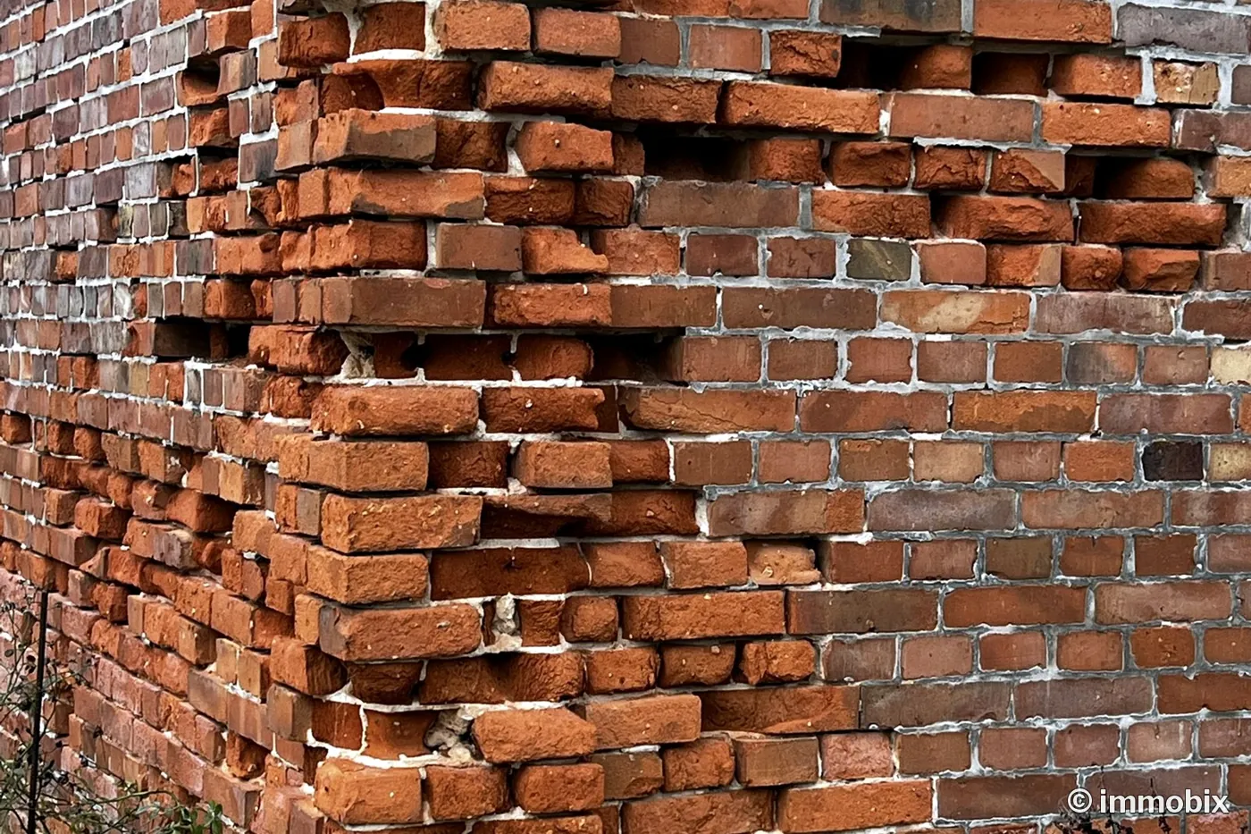 Zerstörtes Mauerwerk – abgeplatzte, verwitterte Klinker an einer Gebäudeecke, Baugutachten Hannover