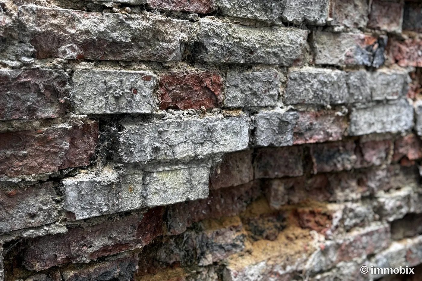 Zerstörtes, verwittertes altes Mauerwerk mit ausgebrochenen Steinen, Sachverständiger Hannover